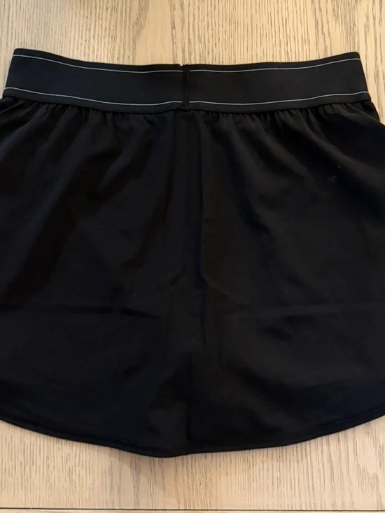 ALO Yoga Black Athletic Skirt with Contrast Waistband - Picture 2 of 3